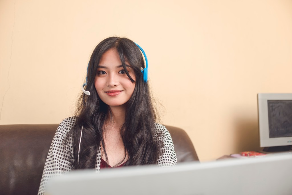 Customer Care Transformation with Zoho’s AI Solutions a customer support agent at work